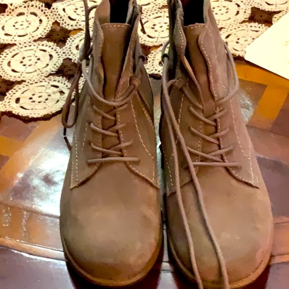 Women’s earth origins ankle booty with zipper BNWOT